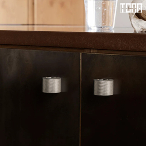 Manija de Puerta de Latón Minimalista Contemporánea, Herrajes para Ventanas Resistentes, Acabado Cepillado, Lujo para Interiores de Villas, Latón Sólido para Cajones de Cocina - Product Image 1