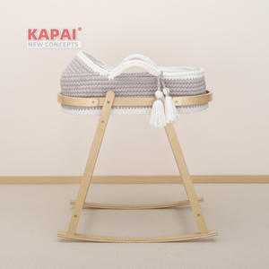 Soporte de madera natural para cesta Moisés, trapezoidal, plegable, con base oscilante estable y anillo curvo para bebés recién nacidos. - Product Image 4