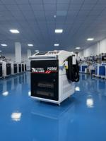 Machine de nettoyage au laser à fibre industrielle portable haute puissance 2000W, nettoyage de surface sans contact pour l'acier inoxydable