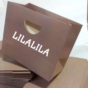 ถุงกระดาษช้อปปิ้งแบบมีหูหิ้วริบบิ้นหรูหราสั่งทำพิเศษ ถุงของขวัญกระดาษพิมพ์ลายตามสั่งพร้อมโลโก้ของคุณเอง - Product Image 4