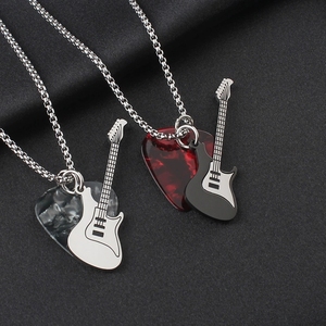Collier pour homme avec pendentif en forme de plectre de guitare rock en acier inoxydable - Product Image 5