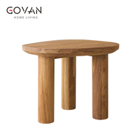 Cette table d'appoint en bois massif de style scandinave est idéale pour une utilisation dans la zone de réception d'un salon familial ou dans les hôtels