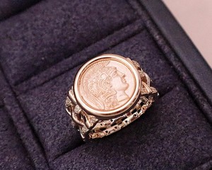 Colección Herencia: Anillo de Moneda Antigua de Oro Sólido de 18K, Anillo Sello de Diamantes Atenea, Joya con Estética '<span class=keywords><strong>Old</strong></span> Money', Serie Archivo de Subastas - Product Image 4