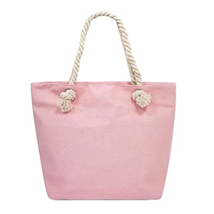 Grand sac de plage en toile imperméable rose avec poignée en corde de coton - Product Image 4