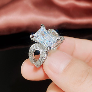 Anello scintillante quadrato a quattro punte per donna, elegante gioiello da dito alla moda - Product Image 3
