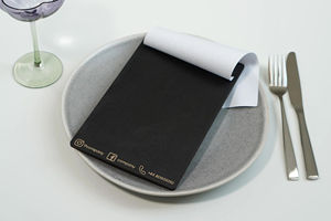 Menu en bois noir rétro de luxe léger, logo personnalisé, panneau doré, menu en bois A5 fixé avec un support à vis pour les cafés et les bars - Product Image 4