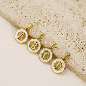 Commercio all'ingrosso 304 in acciaio inox 18K oro 26 <span class=keywords><strong>lettere</strong></span> rotondo bianco guscio di moda gioielli lettera ciondolo collane per le donne - Product Image 5