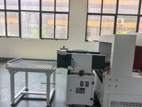 Machine d'emballage rétractable entièrement automatique à lame arrière pour boîtes en polystyrène rondes, idéale pour l'expédition de gâteaux et de boîtes en mousse.