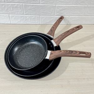 ชุดกระทะเคลือบกันติด 3 ชิ้น ด้ามจับไม้ ดีไซน์ทันสมัย จากโรงงานโดยตรง เหมาะสำหรับใช้ในครัวเรือน พร้อมเป็นของขวัญ - Product Image 4