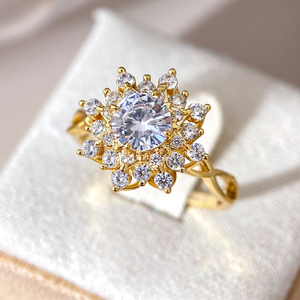 Bague en forme de fleur avec grappe de zircons cubiques, plaquée or 18 carats, bijoux glamour pour femme, fiançailles, mariage, laiton - Product Image 1