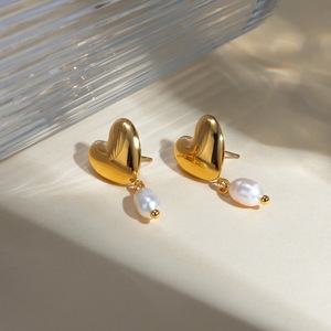 Nouvelles boucles d'oreilles pendantes en acier inoxydable plaqué or avec <span class=keywords><strong>perle</strong></span> d'eau douce, cadeau romantique pour <span class=keywords><strong>la</strong></span> Saint-Valentin - Product Image 3