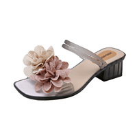 Chaussons d'été à talon moyen pour femmes Sandales plates à double port à la mode Fleurs Semelle épaisse polyvalente pour le style des vacances