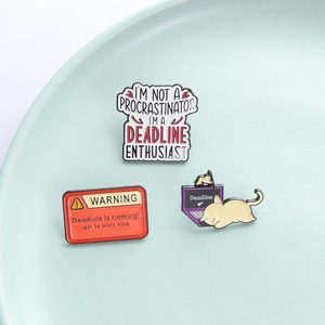 Épinglette en émail avec motif de chat amusant et message d'avertissement 'Date limite personnalisée imminente', pour ordinateur portable, bijou de mode, badge - Product Image 1