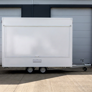 Camion de restauration mobile blanc 4,8 m avec carrosserie en aluminium, double essieu tandem et compartiments isolés pour la restauration en extérieur - Product Image 1