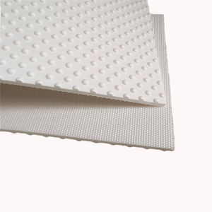 מסוע לבן עם דוגמת נקודות מוגבהות להובלת חלקיקי בוטנים בכמות גדולה - Product Image 1