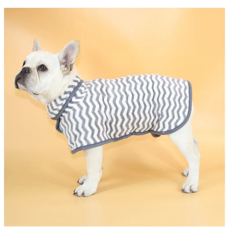 犬と猫のための速乾性マイクロファイバータオル縞模様の犬のパジャマペットバスローブ吸水