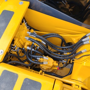 รถขุดไฮดรอลิกแบบตีนตะขาบ Komatsu PC130 มือสอง น้ำหนัก 13 ตัน เครื่องยนต์เดิม อุปกรณ์หนักสำหรับงานก่อสร้างถนนและงานดิน - Product Image 5