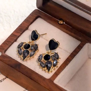 Boucles d'oreilles en forme de cœur en strass de luxe classique de version coréenne noire pour femmes, tendance, célébrité d'Internet - Product Image 4