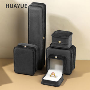 סט תכשיטים הכולל תליון, צמיד ושרשרת, באריזת קטיפה ירוקה יוקרתית בהתאמה אישית של Huayue - Product Image 5