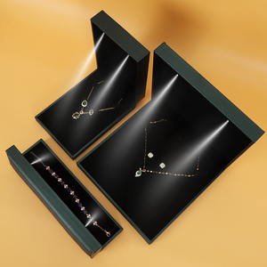 SIFOO Scatola per Gioielli Personalizzata con Logo LED e Velluto, Set di Scatole <span class=keywords><strong>in</strong></span> Pelle Verde per Collana, Anello e Bracciale, Lussuosa Scatola per Gioielli con Luce LED - Product Image 4