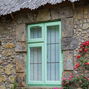 Fenêtre à battant en aluminium aspect bois <span class=keywords><strong>sur</strong></span> <span class=keywords><strong>mesure</strong></span> avec treillis de sécurité et grilles décoratives pour projets architecturaux avec dessins CAO - Product Image 2