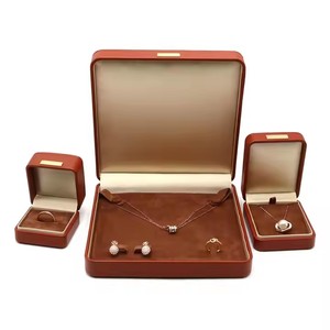 Nouvelle boîte à bijoux luxueuse en similicuir avec logo personnalisé et intérieur en velours pour bracelet collier boucles <span class=keywords><strong>d</strong></span>'oreilles bagues <span class=keywords><strong>fermeture</strong></span> à pression - Product Image 1