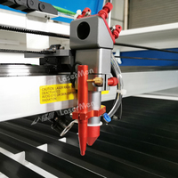 Machine laser CO2 CNC à mise au point automatique pour l'élimination des défauts de gravure floue, processus polyvalents sur bois, papier, plastique, modèle de table refroidi par eau