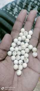 Cuentas Redondas de Hueso Rústicas Hechas a Mano con Diseño Tribal Único Tallado a Mano en Color Beige para la Elaboración de Joyas - Product Image 6