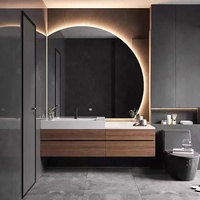 Meuble de salle de bain de luxe en bois massif avec tiroirs de rangement, miroir demi-lune et lavabo pour hôtel