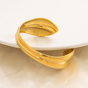 Brazalete de Acero Inoxidable Chapado en Oro de 18K de Alta Gama para Mujer, Diseño en Forma de C, Versátil y Sencillo, Brazalete Irregular de Moda - Product Image 4