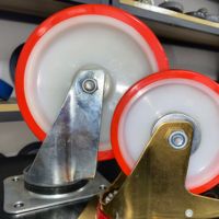 Noyau en nylon industriel de style européen avec roulettes pivotantes en PU et roues rouges