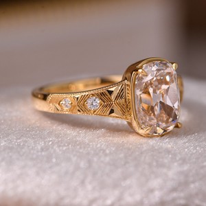 Un anillo con el mismo estilo que el de <span class=keywords><strong>Taylor</strong></span> <span class=keywords><strong>Swift</strong></span>, un diseño tallado a mano con corte de mina antiguo que ha recibido atención mediática global - Product Image 1