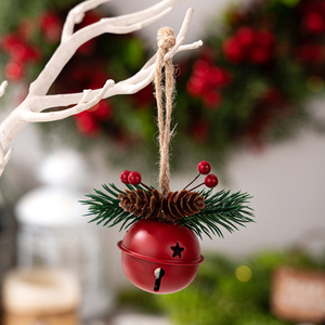 Ornement de Noël suspendu en métal fait main avec pomme de pin et baies rouges - Décoration festive extérieure écologique pour la saison des fêtes - Product Image 5