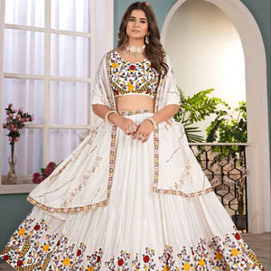 เลเฮนกาโชลีแฟชั่นทันสมัยคุณภาพสูง ไซส์พลัส ผ้าชินนอน ปักลายสวยงาม เป็นมิตรกับสิ่งแวดล้อม ระบายอากาศได้ดี ความยาวระดับพื้น - Product Image 1