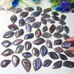 Commercio all'ingrosso di buoni colori a forma libera intagli di cristallo naturale viola Labradorite guarigione foglia di cristallo per fare ciondolo - Product Image 1