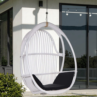 Chaise suspendue simple de chaise de corde de plafond d'extérieur en osier de rotin de balançoires de patio blanches
