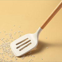 MANJIA Ensemble d'ustensiles de cuisine en silicone avec manche en bois spécial blanc Batterie de cuisine antiadhésive résistante à la chaleur avec seau de rangement