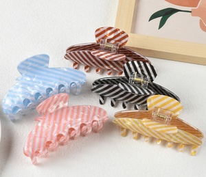 Grande pince à cheveux coréenne en PVC, motif rayé dégradé, pince requin élégante, accessoire capillaire pour femme - Product Image 6