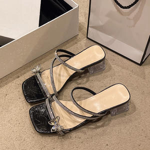 Tendance de la mode féminine, tongs élégantes et polyvalentes pour la plage et les stations balnéaires, pour une utilisation en extérieur en été, design antidérapant, motif floral - Product Image 1