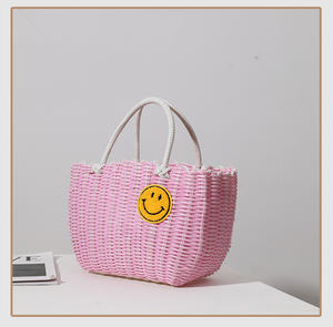 Bolso de Mano Tejido Rosa con Diseño de Sonrisa, Artesanía Tejida a Mano, Parche Alegre, Ligero, Moderno, Accesorio de Playa - Product Image 4