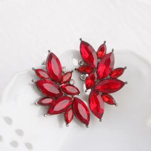 Boucles d'oreilles tendance en alliage de zinc de style européen et américain, élégantes, avec cristaux et diamants, fleurs symétriques, clous d'oreilles papillon, ailes d'animaux, scintillantes - Product Image 1