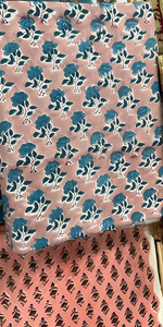 Tela de Algodón Estampada a Mano con Diseño Floral Buta en Rosa Melocotón y Azul, Suave y Transpirable, para Confección de Kurta y Decoración del Hogar - Product Image 2