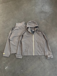 Veste à capuche zippée en tissu écossais tissé de haute qualité, avec poche contrastante et cordon de serrage, légère, pour hommes, fabriquée sur mesure par une usine de vêtements - Product Image 1