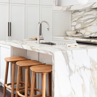 Prix des dalles de marbre Calacatta Gold nano-cristallisé perfectionné pour plans de travail de cuisine, meubles-lavabos de salle de bain et dessus de table en marbre