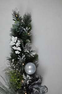 Guirlande de décoration de Noël pour la maison, de bonne qualité, personnalisée, avec des plantes vertes, des pommes de pin et des boules - Product Image 3