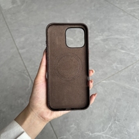 Étui de téléphone en cuir véritable en gros avec boutons métalliques et cadre de caméra surélevé pour 16 Pro – Design de luxe, antichoc magnétique
