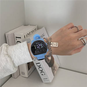 Montre numérique LED unisexe de style sportif avec bracelet en silicone, étanche 3 ATM, chronographe et autonomie de 1 an - Product Image 5