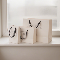 Sac en papier personnalisé de luxe avec poignée en ruban sac fourre-tout cadeau sac à provisions pour épicerie de boutique de taille personnalisée