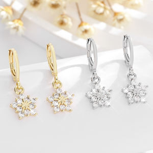 2025 colgante de copo de nieve de alta calidad 14K cobre chapado en oro con incrustaciones de circón uso diario pendientes de latón joyería de mujer - Product Image 2