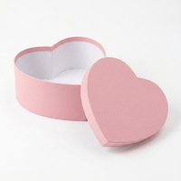 Op maat gemaakte elegante roze hartvormige doos met deksel en bodem, stevige verpakking voor Valentijnsroos cadeau, aangepaste logo maat
